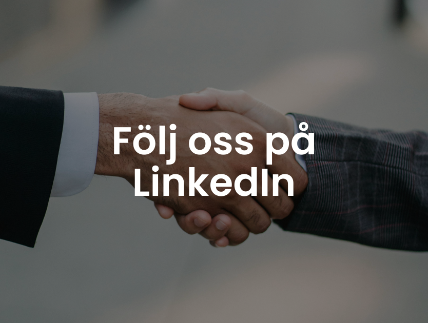 Bild på två händer som hälsar genom att ta i hand med varandra.